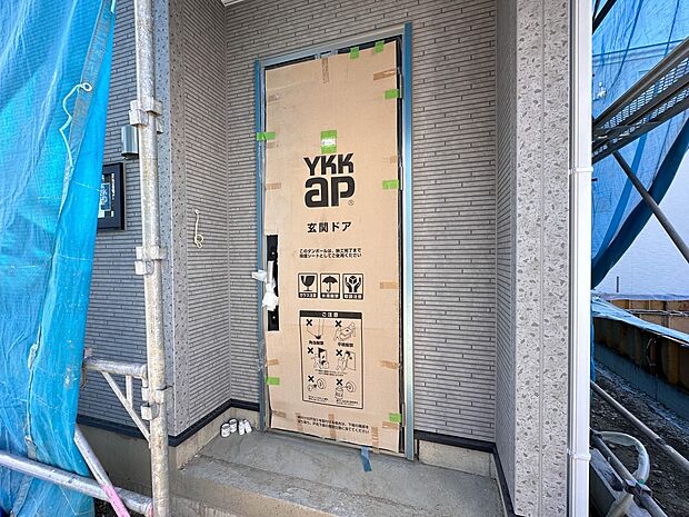 【玄関】家の顔となる玄関は、高いデザイン性が求められます。高級感と断熱性、防犯性に優れた玄関ドアを標準装備。ピッキング対策のセキュリティサムターン等、防犯に考慮しました。