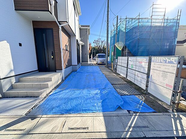 上質感漂う玄関へのアプローチ。居住者の帰り、訪れる方を優しく迎える・安らぎに満ちた生活空間を予感させる。健やかな暮らしを楽しめそう。