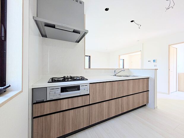 【キッチン】ナチュラルな自然光の中での調理。お洒落な食器類を余裕で収納できるスペース。動きやすい女性目線のキッチン動線。これからはお料理をつくる時間が劇的に変わります。