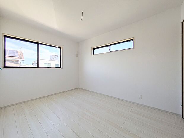 シンプルにデザインされた室内。家具やレイアウトでお好みの空間に。