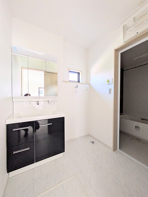 【洗面台】大きく見やすい三面鏡で清潔感ある洗面台は、身だしなみチェックや肌のお手入れに最適です。