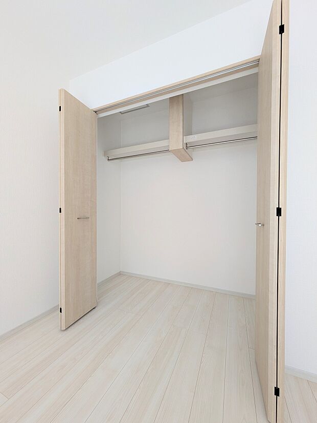 各所に配置された収納スペースは、洋服や小物はもちろんのこと、掃除機や日用予備品・お子様のおもちゃなど様々な物を収納して頂ける便利なスペースです。