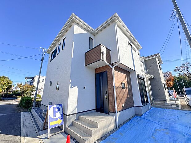 家の前は美しい通りになっていますが、クルマが比較的少なく。家のまわりで遊ぶお子さまも大丈夫です。