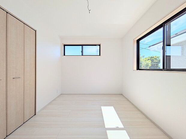 【リビング以外の居室】独立性を高めたお部屋。たっぷりの収納も配備しており、片付いた空間を現実出来そう。陽光も降り注ぐ明るく開放的な空間が魅力的。