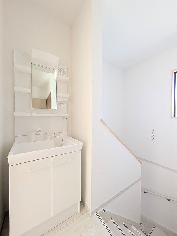 【手すり付階段】手すりがないと階段の昇り降りで危険なことはもちろん、壁に手をつきながら歩くことで壁紙が汚れやすくなります。すべての方に快適に昇り降りしていただくため、手すりを設置しました。