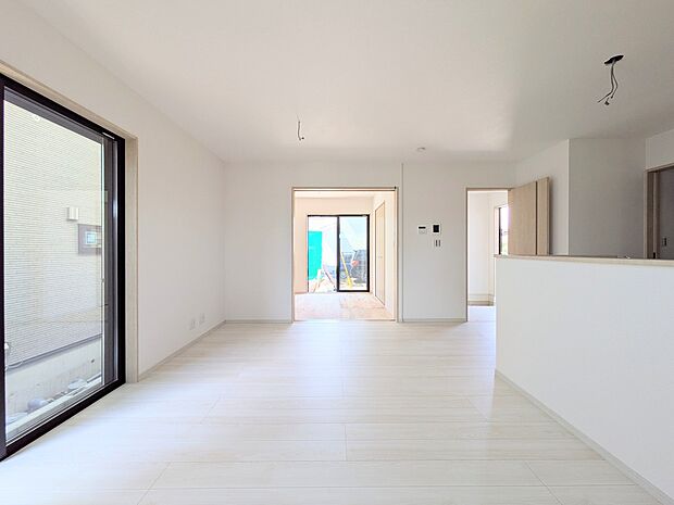 【ダイニングキッチン】会話でホッとコミュニケーションできるリビング。料理でホッとハピネスになるキッチンなど。人をホッとさせる最新設備・仕様を採用しています。