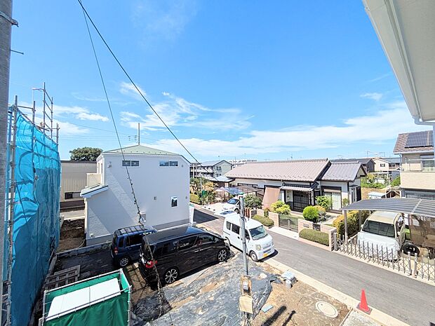 朝の澄んだ空気や、夕方に吹く清々しい風を五感で感じられるバルコニー。屋外にあって、住まいの中でも本当の自然を感じられるスペースです。