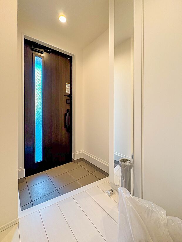 【玄関】スタイリッシュかつ品のある玄関。晴れの日も、雨の日も、風の日も、ご家族やお客さまを安心して迎えます。