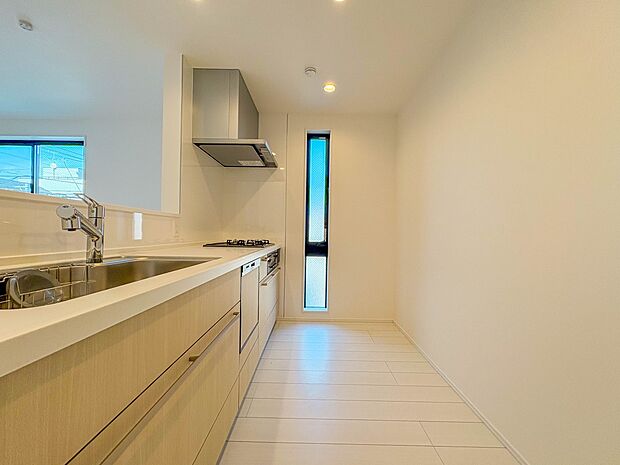 【キッチン】ナチュラルな自然光の中での調理。会話が弾む対面型キッチン。お洒落な食器類を余裕で収納できるスペース。動きやすい女性目線のキッチン動線。これからはお料理をつくる時間が劇的に変わりま…