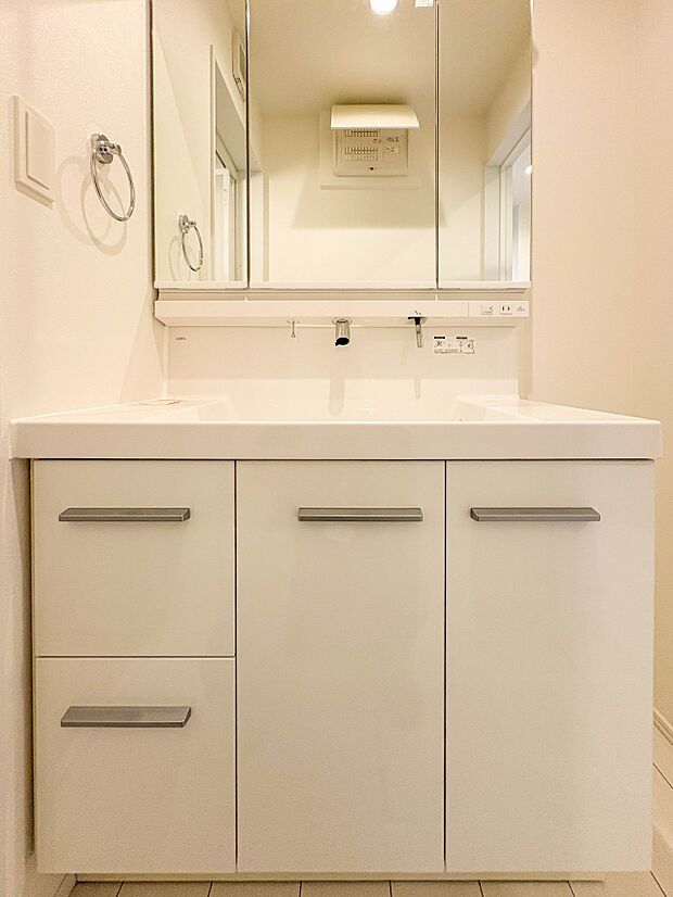 【洗面台】 十分な大きさの洗面台は、身だしなみチェックや歯磨きなど、朝の慌ただしい時間でもホテルライクなスペースで余裕とゆとりを感じて頂けます。