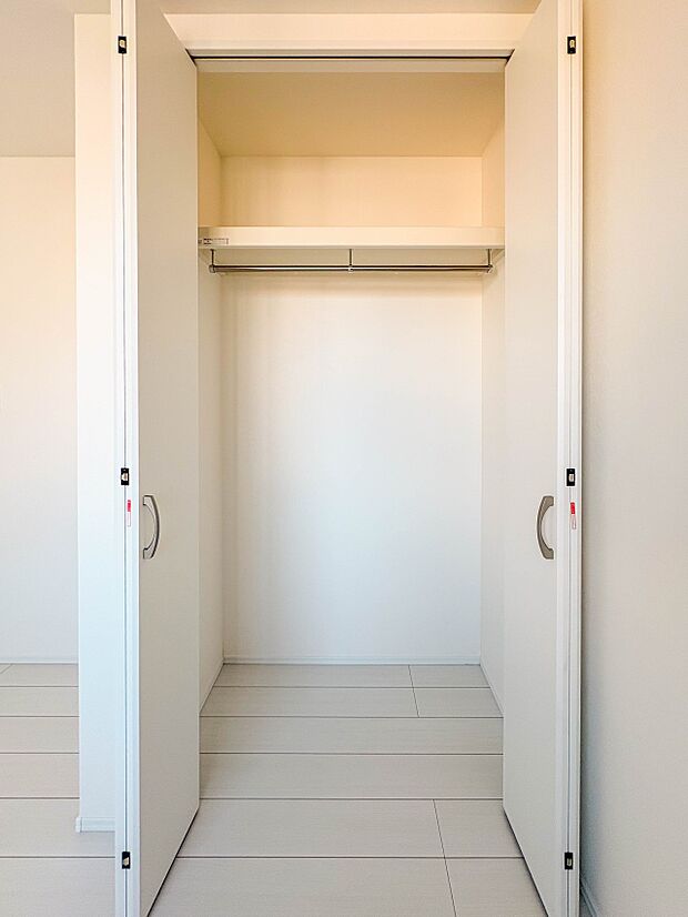 【収納】壁面クローゼットのメリットは、衣類が横一列に並ぶためひと目で洋服が選びやすいこと。衣類をたくさんお持ちの方も、限られたスペース内に無理なく収納することができます。