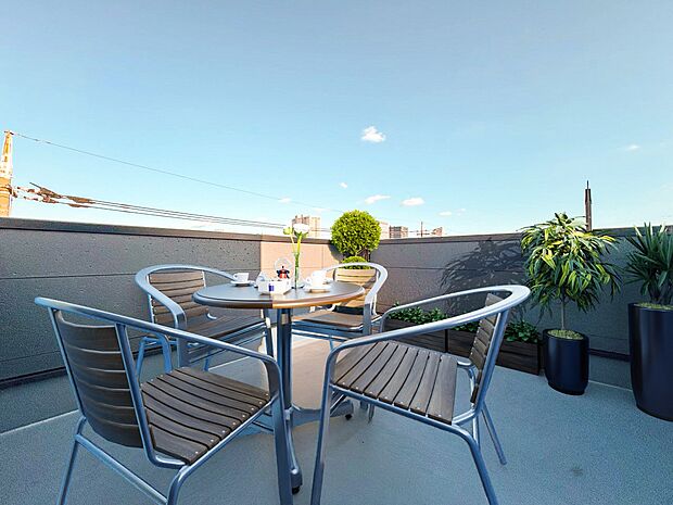 1号棟【バルコニー】ワンランク上の住み心地。澄み切った青空と、心地良い風を感じるルーフバルコニー。