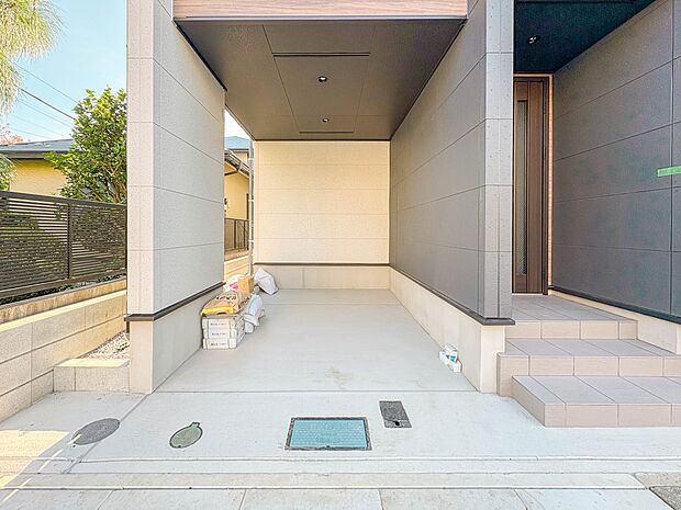 【駐車場】毎日の生活にマイカーが必須という方は、購入を検討する際、駐車場があることは大事な条件です。毎日の通勤や家族の送迎、買い物やお出かけなどクルマのある暮らしを満喫したい方は要チェック。…