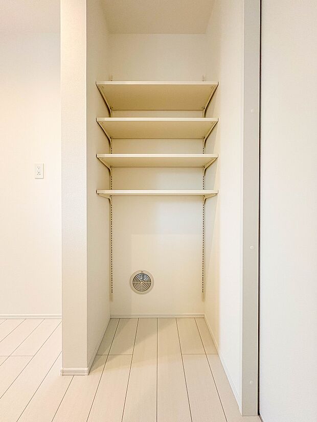 【パントリー(食料庫)】常温保存できるパン、お米、調味料、缶詰など、日常的に使うものや未開封の食品の収納にぴったり。棚にものを並べて収納すれば、何が足りないのかひと目で確認できます。