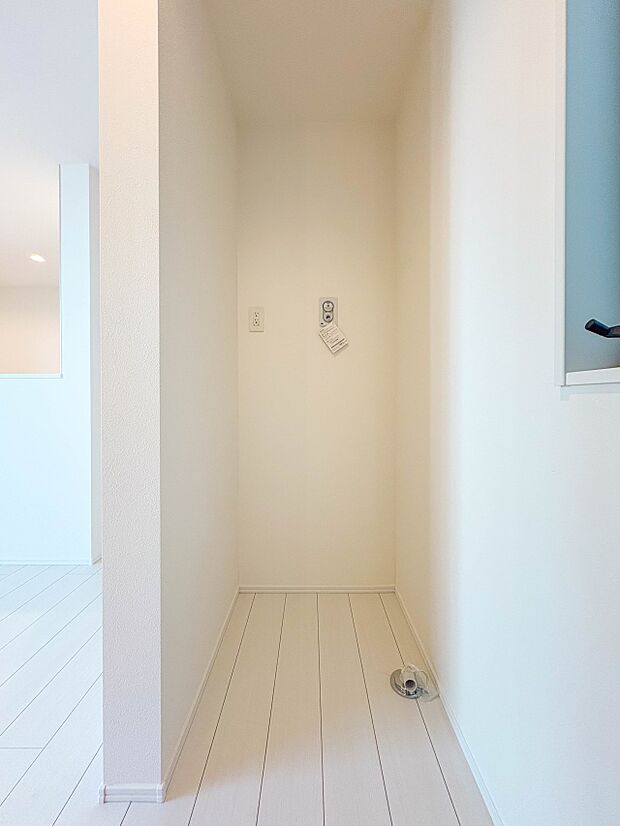 【ランドリースペース】毎日使う洗濯機。しっかりと奥行きのある置き場が確保されています。