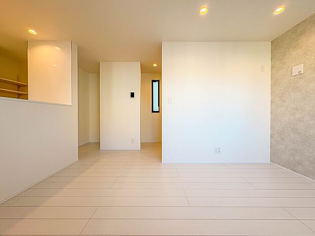 1号棟【LDK14.79帖】爽やかな日差しが差し込む明るいリビングです。