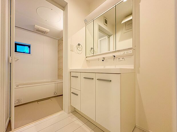 【脱衣所】洗面所は小さなプライベートスペース。歯磨き、洗顔と毎日施す個人空間。