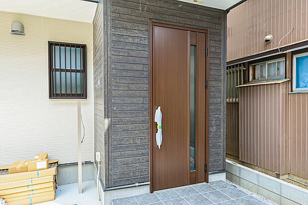 ＜玄関＞家の顔となる玄関は、高いデザイン性が求められます。高級感と断熱性、防犯性に優れた玄関ドアを標準装備。ピッキング対策のセキュリティサムターン等、防犯に考慮しました。