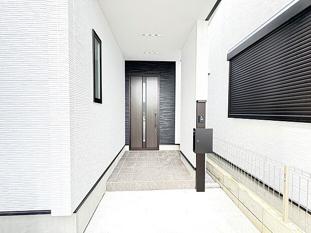 【1-2号棟 外観・東南6ｍ公道】徒歩5分圏内に 複数のスーパーやコンビニ、ドラッグストアも・生活環境充実