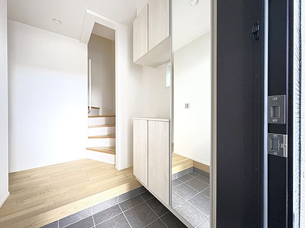 【1号棟 玄関】ミラー付きシューズボックス。窓のある玄関ホール