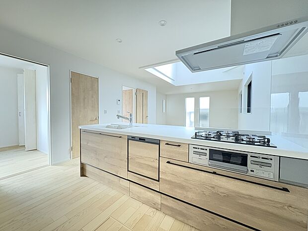 【1号棟 LDK22.23帖】スタイリッシュなスリムフードの換気扇・デザイン性高い開放的なオープンキッチン