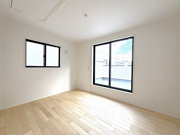 【1号棟 2階洋室7.15帖】東南側に奥行きある大型バルコニーのある洋室・正面に公園を望む眺望