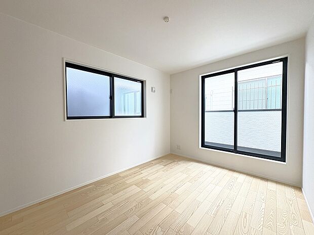 【1号棟 2階洋室6.13帖】2方位2ヵ所の2階バルコニー・全室2方位採光、収納クローゼット完備