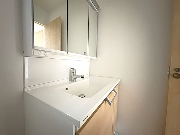 【1号棟 洗面台】3面鏡シャンプードレッサー・窓のある洗面室