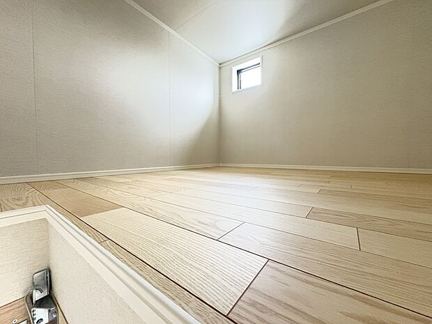 【1号棟 小屋裏収納】使用時に可動式ハシゴで収納・秘密基地のようなスペース