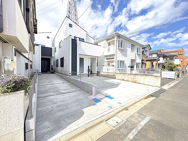 【1-2号棟 外観・東南6m公道】穏やかな整備された住環境・小学校徒歩2分・中学校徒歩10分・スーパーやドラックストアも徒歩圏に複数