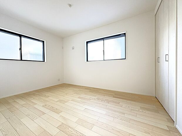 【1号棟 1階洋室6.5帖】1階の洋室も、しっかり明るいお部屋・全洋室クローゼット収納付き