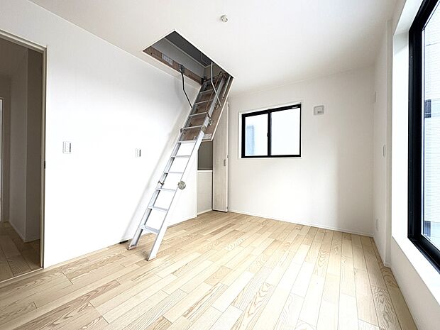 【1号棟 小屋裏収納】2階洋室に屋根裏収納・広々スペースは普段使わないものを収納