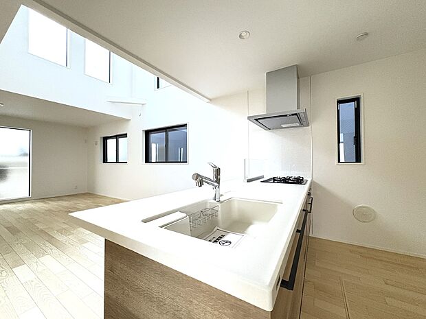 【1号棟 LDK22.23帖】大型フラットカウンターのカウンター・スツールをおいて軽食も可能な広さのオープンキッチン