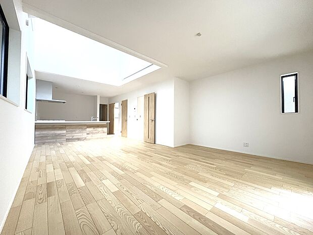 【1号棟 LDK22.23帖】吹き抜けの採光！アクセントクロスで彩られたＬＤＫ