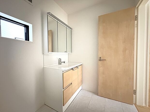 【1号棟 洗面室】窓のある洗面室・収納もタップリ。シャンプードレッサー