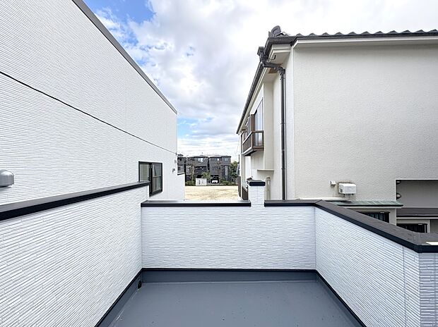 【1号棟 眺望バルコニー】東南向き!公園の公園の広場を望む眺望