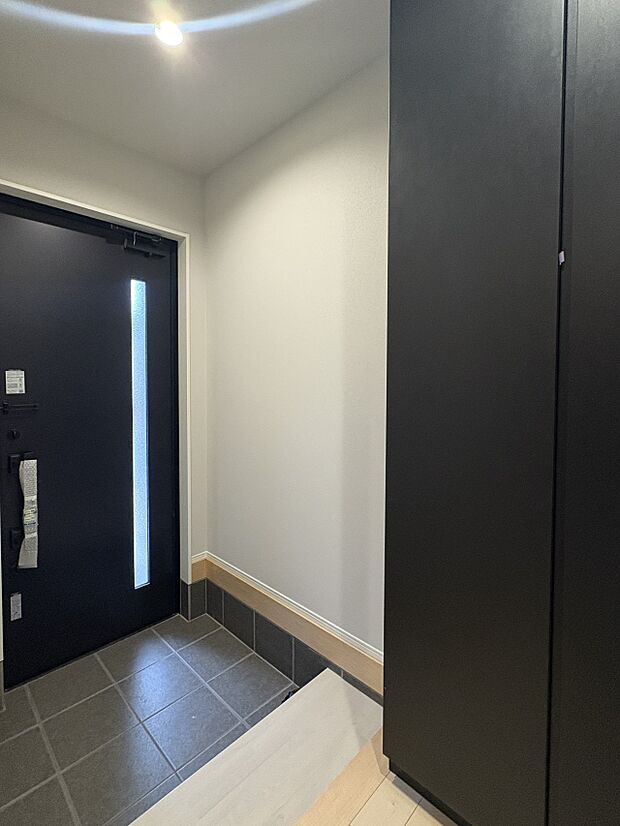 【シューズボックス（下駄箱）】  大型のシューズボックスには靴やブーツ、サンダルはもちろん、ハンカチや手袋、バック類などのお出かけ用品、印鑑や朱肉なども収納可能です。