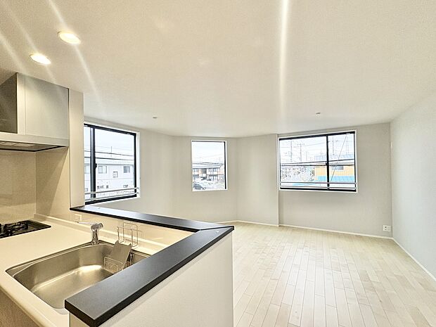 インテリアショップで見掛けた「あの家具」も置ける、ゆったりとした空間。時に広さが上質な寛ぎの時間になる事も。