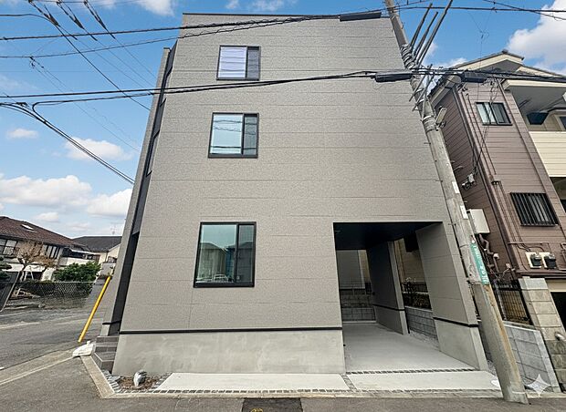 【外観】家族の温かさと陽光の暖かさ、楽しい毎日と明るい未来を予感させる「空間が織り成すひとつ先の住み心地」を演出します。