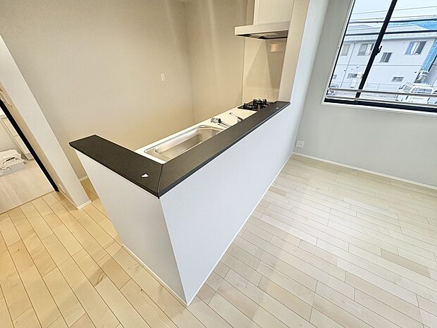 【ダイニングキッチン】会話でホッとコミュニケーションできるリビング。料理でホッとハピネスになるキッチンなど。人をホッとさせる最新設備・仕様を採用しています。