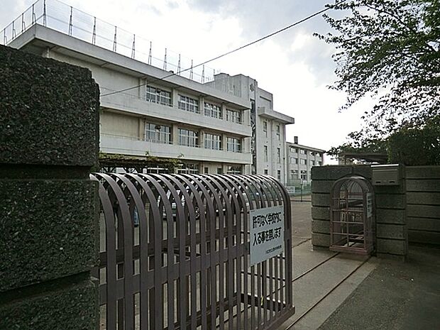 中学校 572m 西中学校