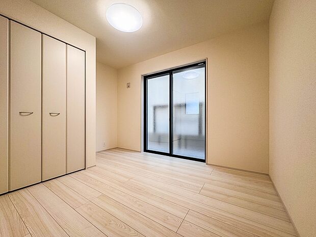 4号棟【洋室5.25帖】 昨今のトレンドになりつつあるのが、広過ぎず、快適すぎない子ども部屋。勉強と寝るだけの部屋にすることで閉じこもりがなくなり、リビングで過ごす時間が増えると言われてい…