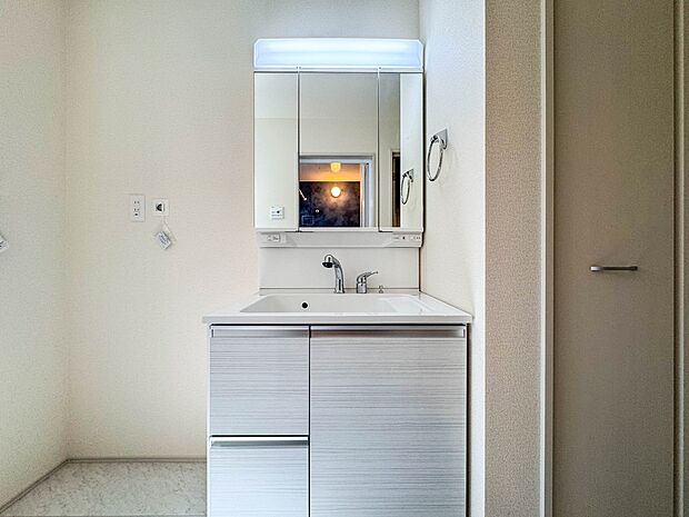 4号棟【洗面台】 十分な大きさの洗面台は、身だしなみチェックや歯磨きなど、朝の慌ただしい時間でもホテルライクなスペースで余裕とゆとりを感じて頂けます。