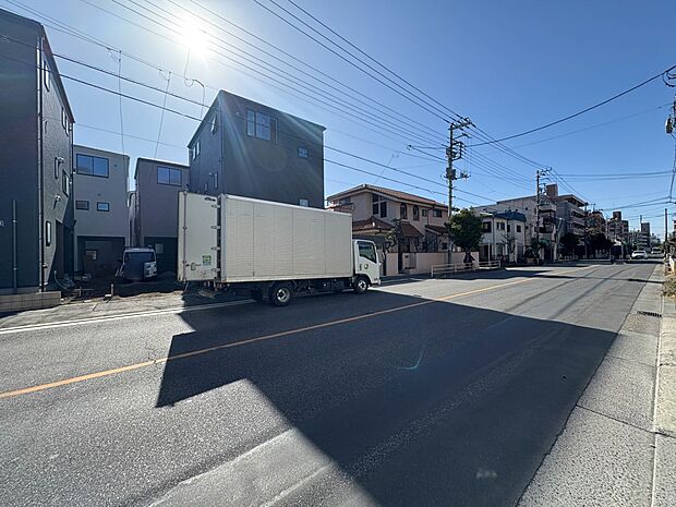 【前面道路14.95m】家の良し悪しだけでなく周辺環境も重要なポイント。