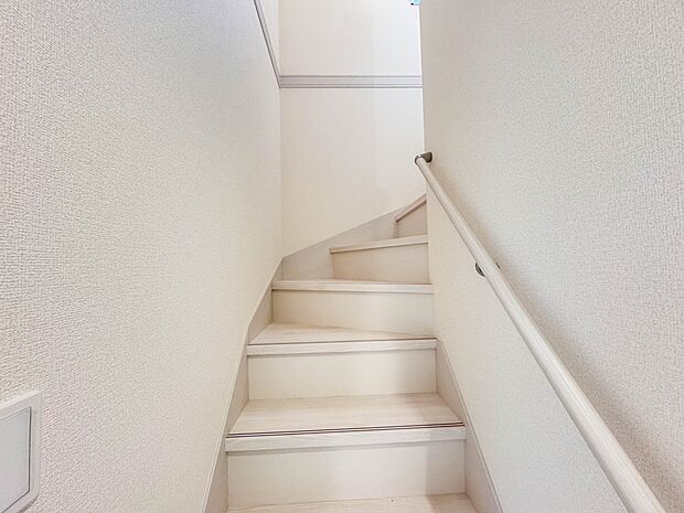 4号棟【手すり付階段】手すりがないと階段の昇り降りで危険なことはもちろん、壁に手をつきながら歩くことで壁紙が汚れやすくなります。すべての方に快適に昇り降りしていただくため、手すりを設置しまし…