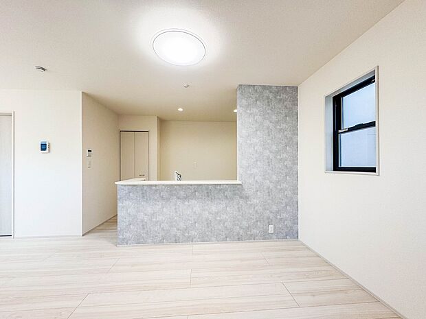 4号棟【Dining】ダイニングテーブルを置いても十分な広さが確保されています。