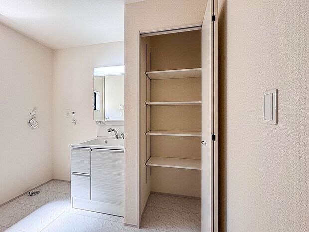 【脱衣所】洗面所は小さなプライベートスペース。歯磨き、洗顔と毎日施す個人空間。