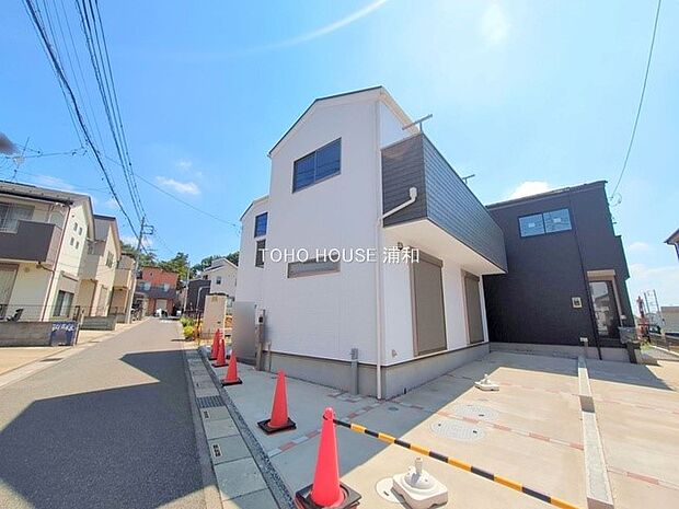 【A号棟 外観】駐車2台(縦列 車種限定)南側に駐車スペースと隣地通路。嬉しい日当たり!
