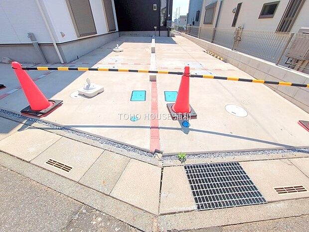 【A号棟 駐車場】縦列2台可(車種による)・建物リビングの南側に駐車スペースと隣地通路・日当たり良好!(写真中央左部分