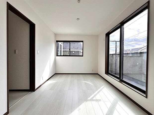 【B号棟 洋室 7.5帖】南西バルコニーのある主寝室